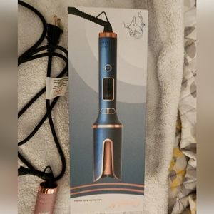 Ckeyin automatic rotating hair curler. Used 1 time. 22mm barrel. 360 rotating